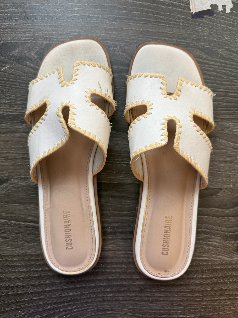 Cushionaire “H” White Slide Sandals with cream yellow Contrast Trim size 8